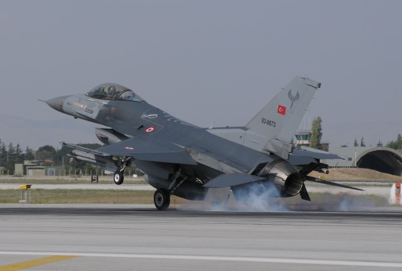 Photo 11.JPG - Placing the tires caused the smoke of this F-16C of the 192 Filo 